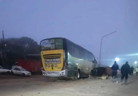 Choque entre un colectivo y un auto deja un muerto y heridos graves ...