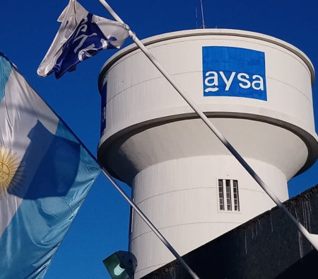 El Gobierno avanza con la privatización de AySA y autorizó el corte de agua por falta de pago