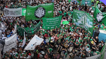 Tras la caída del 35% en los salarios de los estatales, el Gobierno reabre las paritarias