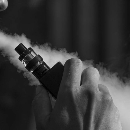El Gobierno levantó la prohibición y reguló la venta de vapeadores, tabaco calentado y bolsitas de nicotina