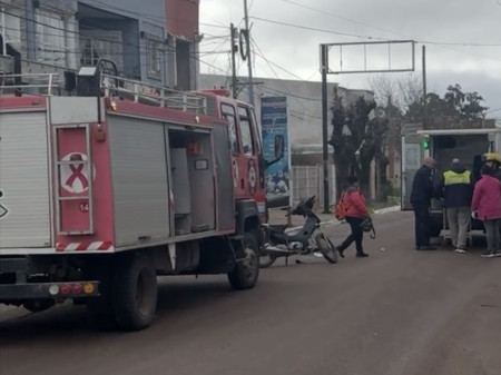 ACCIDENTE DE TRÁNSITO: Colisión entre una motocicleta y un automóvil por calle San Martín