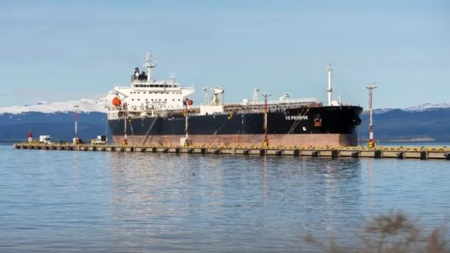 Tierra del Fuego cruzó al Gobierno por la operación de un buque petrolero británico en el puerto de Ushuaia